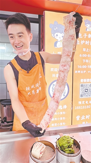 魏有鋒展示玫瑰鮮花花卷。