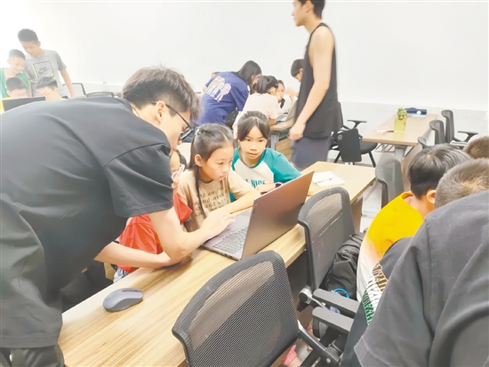 大學(xué)生為沙塘鎮(zhèn)40余名中小學(xué)生傳授人工智能知識(shí)。