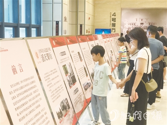 市民參觀展覽，從英雄事跡中汲取愛國愛鄉(xiāng)的精神力量。