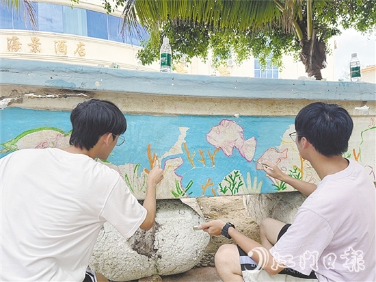 經(jīng)過(guò)大學(xué)生的精心設(shè)計(jì)和巧妙繪制，廢棄漁船重新煥發(fā)出生命力。