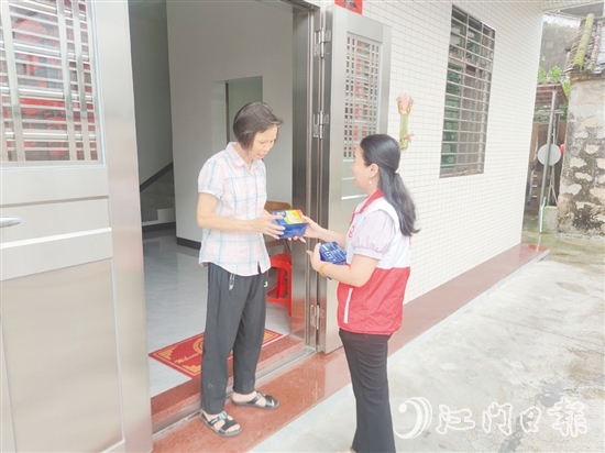 黨員志愿者為群眾免費(fèi)發(fā)放防蚊滅蚊物資。