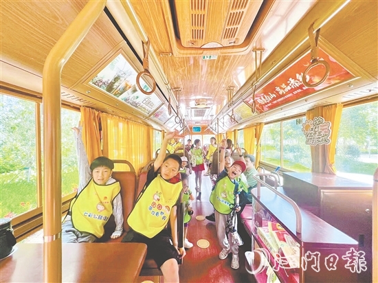 暑假期間，鐺鐺車吸引不少參加研學的學生乘坐。