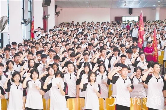 全體高三學(xué)子進行宣誓。 全體高三學(xué)子進行宣誓。