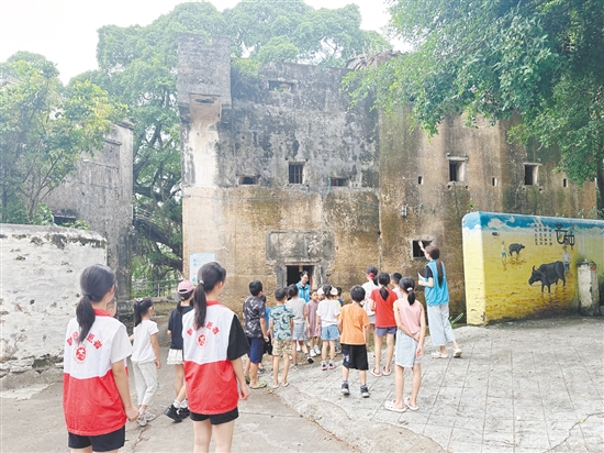 孩子們通過(guò)建筑了解古村落的歷史。