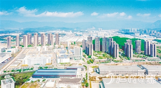 鶴山以產(chǎn)業(yè)發(fā)展為核心，持續(xù)壯大縣域經(jīng)濟。圖為鶴山工業(yè)城（共和鎮(zhèn)）俯瞰圖。