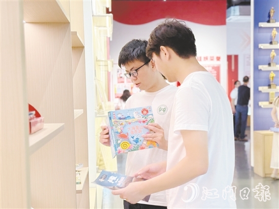 湖北大學(xué)師生走進(jìn)鶴山龍頭企業(yè)，了解鶴山產(chǎn)業(yè)發(fā)展情況。