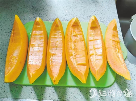 水果木瓜成熟后，果肉呈橙紅色，口感綿軟，冷藏后單獨食用清涼解暑，甜而不膩。
