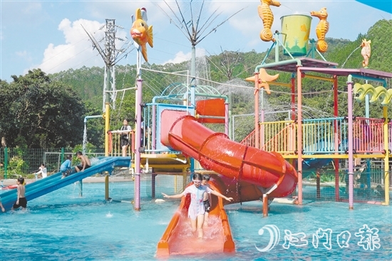 在彩虹山莊水上樂園，家長帶著孩子游玩。