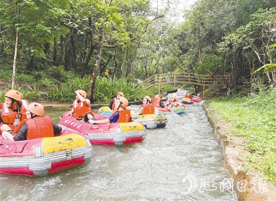 暑假期間，鶴山水上樂園和漂流等親水景區(qū)人氣大增，游客絡(luò)繹不絕。
