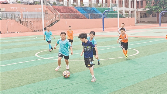 在對抗練習(xí)賽中，雙方攻防激烈，在綠茵場上盡情揮灑汗水。