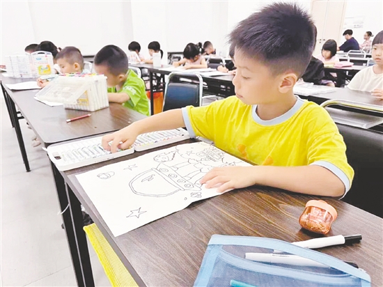 孩子們在畫紙上描繪自己心中“20年后的生活”。