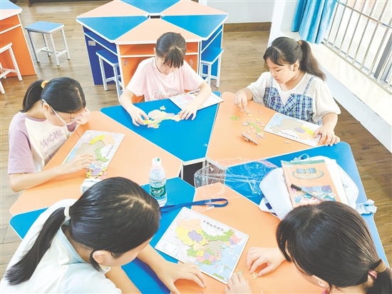 學(xué)生在拼中國地圖中，了解祖國的山川地貌、風(fēng)土物種、民族文化。