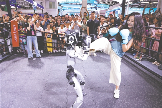 8月8日，宇樹科技人形機器人在2025世界機器人大會上進行格斗表演。新華社發(fā)