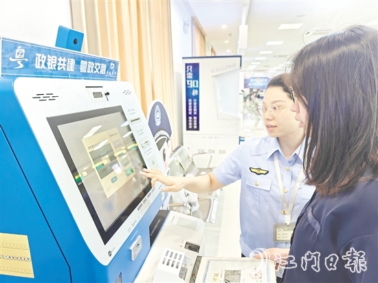 恩平煙草在自助終端安排人員駐點，提供“一對一”幫辦服務(wù)。