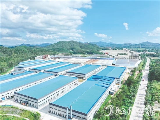 走進金雞鎮(zhèn)工業(yè)園北部片區(qū)，曾經(jīng)荒置的土地被鋼結(jié)構(gòu)廠房取代，不少生產(chǎn)車間內(nèi)機器轟鳴，呈現(xiàn)一派繁忙景象。