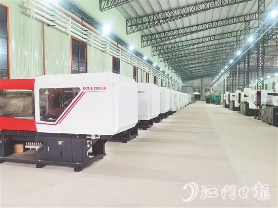 金雞鎮(zhèn)工業(yè)園北部片區(qū)引進5個重點產(chǎn)業(yè)項目，總投資約20億元，涵蓋智能家居制造、磨料磨具制造等領(lǐng)域，初步形成產(chǎn)業(yè)集聚效應(yīng)。圖為項目之一開平市圣祥智能家居有限公司的生產(chǎn)車間。