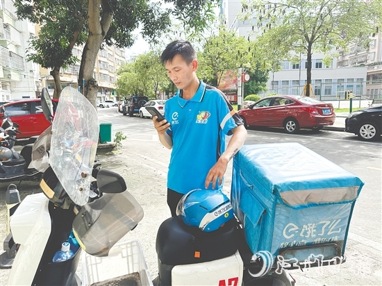 7年的騎手生涯，讓黃錦文成了開(kāi)平街頭的“活地圖”。