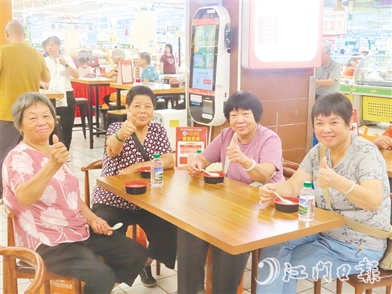 長(zhǎng)者們點(diǎn)贊養(yǎng)生湯。