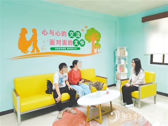 專家正在與親子家庭面對(duì)面溝通，了解親子關(guān)系實(shí)際情況。