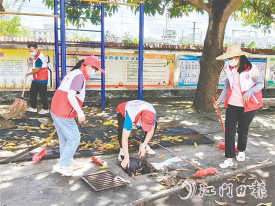 黨員教師們打掃衛(wèi)生死角。