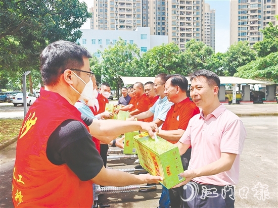 長沙商會(huì)為工作人員送上清涼飲料。