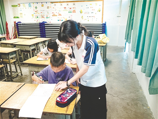 隊員對學生進行輔導。