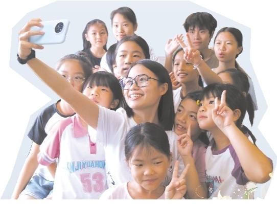 隊員們和學生其樂融融。