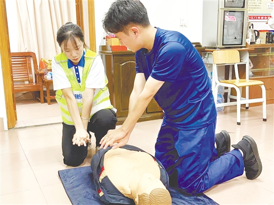 消防員參與心肺復(fù)蘇實(shí)訓(xùn)。