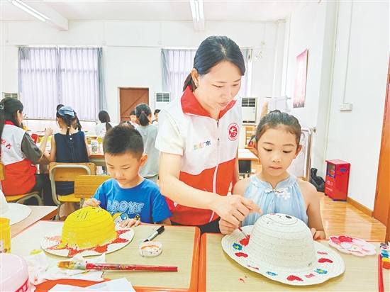 在月山鎮(zhèn)新時(shí)代文明實(shí)踐所，孩子們?cè)谥驹刚叩南ば闹笇?dǎo)下，將普通的日常用品變?yōu)樗囆g(shù)作品。