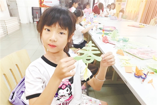 課堂上，孩子們學(xué)會(huì)剪“春”字。