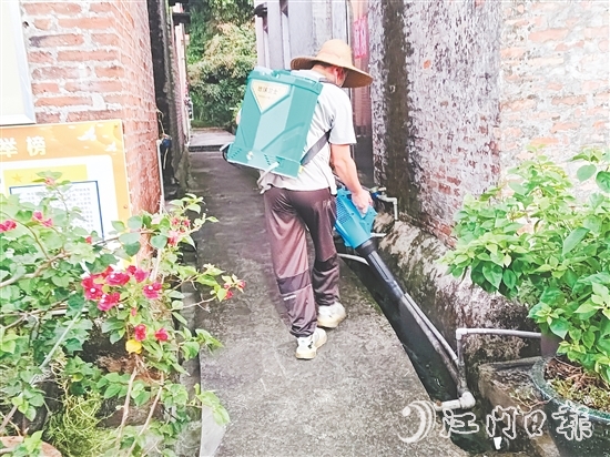 三江鎮(zhèn)應(yīng)急消殺隊對蚊蟲易孳生場所進行全面消殺。