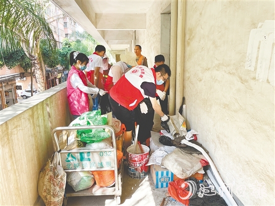 會城街道明興社區(qū)聯(lián)合結(jié)對單位志愿者，對無主車房內(nèi)的廢品進行全面清理。