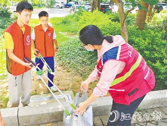 圭峰會城凝聚社會各方力量，參與人居環(huán)境集中整治攻堅行動，共建美麗家園。