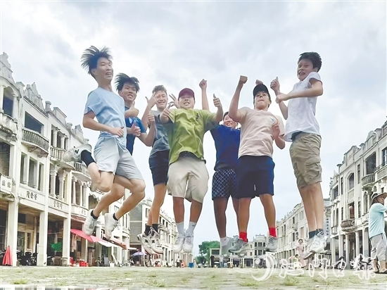 華裔青少年在端芬鎮(zhèn)梅家大院開心地合影留念。