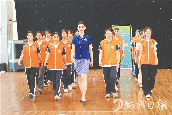 為確保服務(wù)質(zhì)量，全體志愿者參與崗前培訓(xùn)，涵蓋排球賽事通識(shí)、基本禮儀、崗位操作規(guī)范及場(chǎng)地動(dòng)線熟悉。