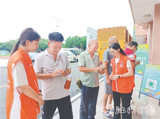 志愿者在賽場(chǎng)入口引導(dǎo)觀眾入場(chǎng)，耐心解答疑問(wèn)。