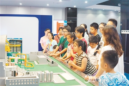 在核電科普展廳，核電站模型、互動(dòng)裝置和圖文展板吸引了大家的目光。