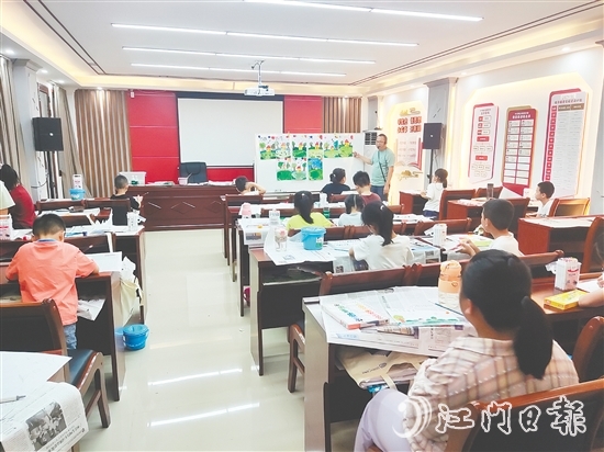 公益學(xué)堂為孩子們開設(shè)繪畫課程。