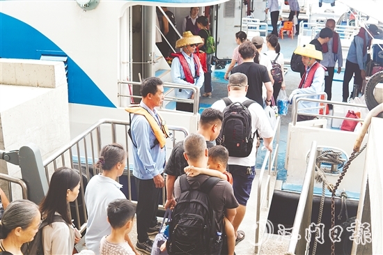 川島鎮(zhèn)提前部署，從交通調(diào)度、服務提升、安全監(jiān)管等多方面發(fā)力，讓游客從登島到離島的全過程都能感受到便利與安心。