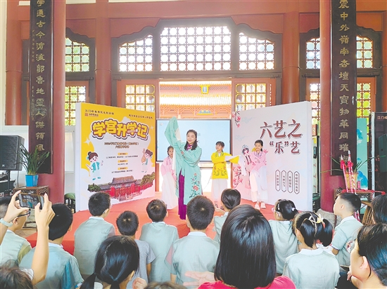 專業(yè)老師現(xiàn)場演示粵劇的水袖輕揚、花槍翻飛。