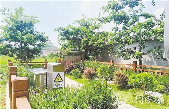 桃源鎮(zhèn)錢(qián)塘村污水處理站與周?chē)h(huán)境相協(xié)調(diào)。