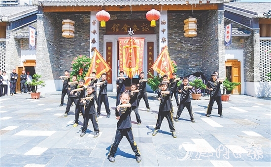 參演者一招一式如行云流水，生動(dòng)展現(xiàn)詠春拳的剛?cè)岵?jì)與靈活多變。