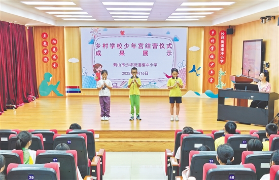 沙坪街道樓沖小學(xué)在“鄉(xiāng)村學(xué)校少年宮”活動中開設(shè)傳統(tǒng)文化類課程，悠揚笛聲浸潤學(xué)生心靈。