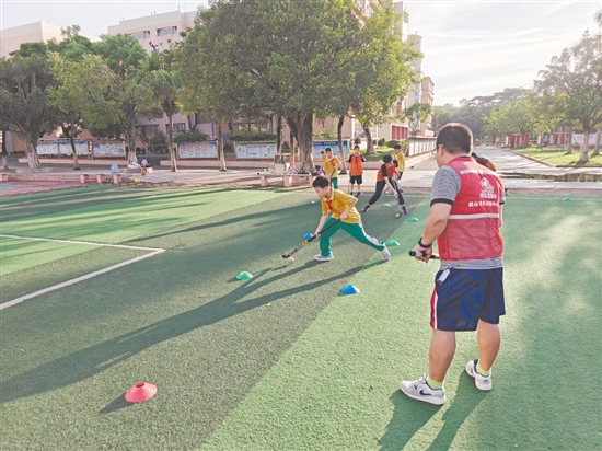 為了讓學(xué)生在暑假期間也能強身健體、提升體育素養(yǎng)，共和鎮(zhèn)中心小學(xué)有效利用學(xué)校場地優(yōu)勢，積極打造多種體育運動類課程，點燃學(xué)生的夏日運動激情。