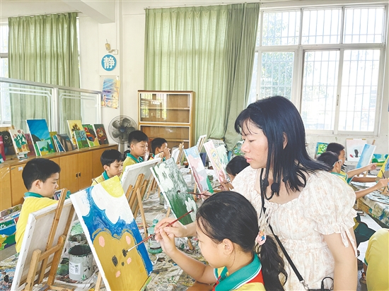 雅瑤鎮(zhèn)寶瑤小學(xué)結(jié)合本地“鐵夫文化”開設(shè)的油畫課程備受學(xué)生喜愛。
