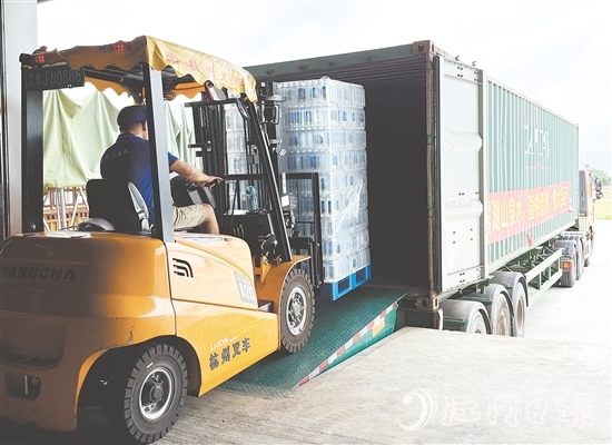 1800箱瓶裝水從恩平市大田鎮(zhèn)裝車，發(fā)往澳門特別行政區(qū)。