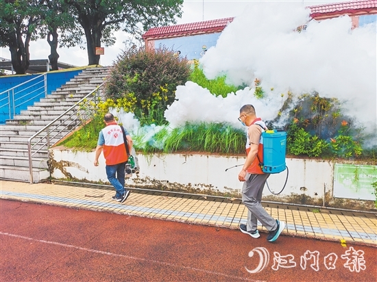 行動中，志愿者分工協(xié)作，清理蚊蟲孳生地，開展消殺工作。