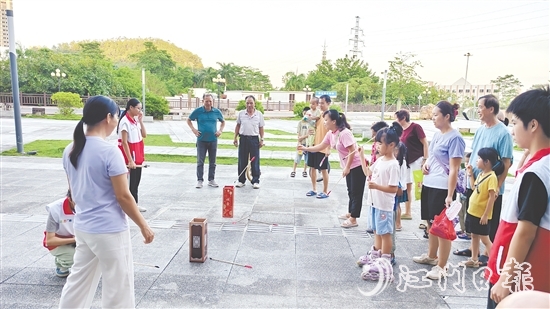 投壺區(qū)前人頭攢動(dòng)，市民紛紛體驗(yàn)這一傳統(tǒng)體育活動(dòng)項(xiàng)目。