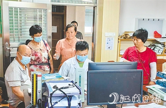 李國強（右一）