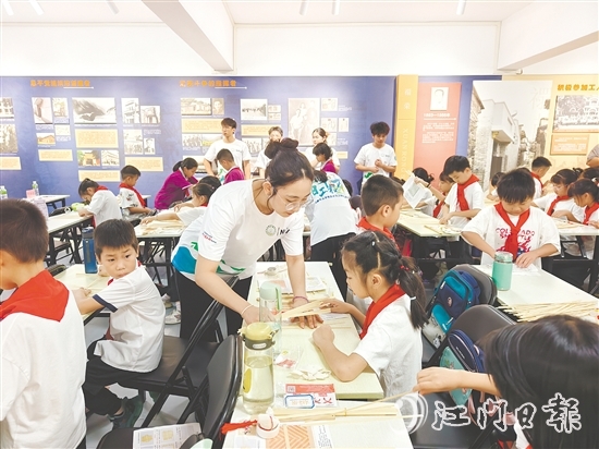 團(tuán)恩平市委攜手“青年大學(xué)生突擊隊(duì)”下鄉(xiāng)服務(wù)，組建充滿活力的“官方帶娃團(tuán)”，把“夏日課堂”開設(shè)到群眾最需要的地方。